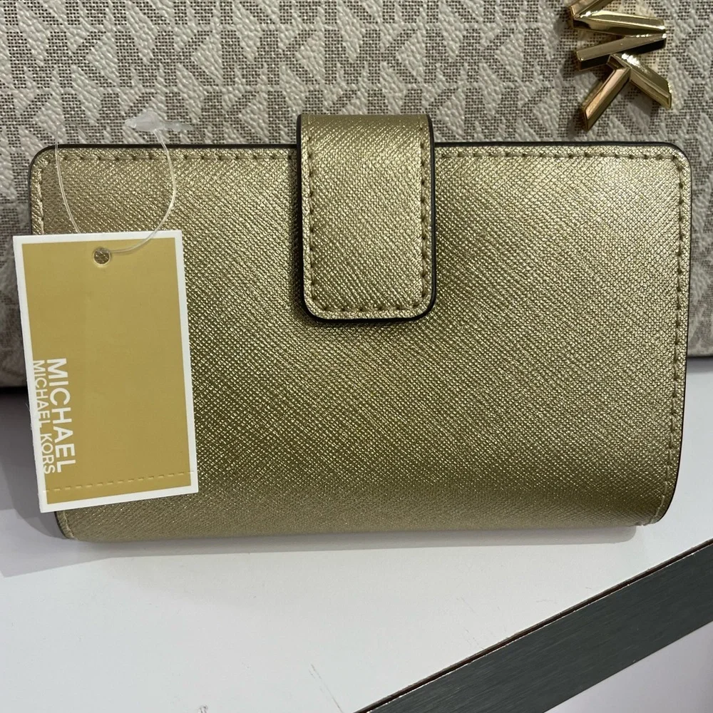 MICHAEL KORS Jet Set Md Zip CN Metallic Saffiano Leather BiFold Wallet
Pale Gold - Picture 8 of 16